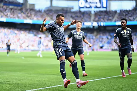 بعشرة لاعبين.. مبابي يقود ريال مدريد لفوز صعب أمام سوسيداد بالدوري الإسباني